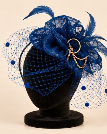 Bibi bleu à plumes et voilette.